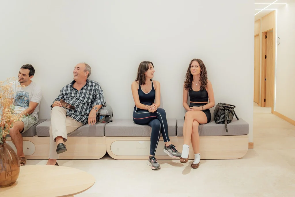 Pacientes esperando su sesión en la sala de espera de Zero Clínica