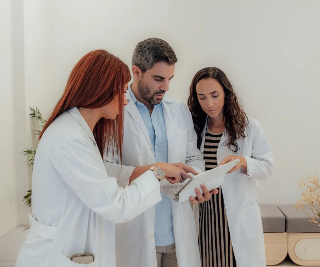 Tres médicos de Zero Clínica revisando un informe
