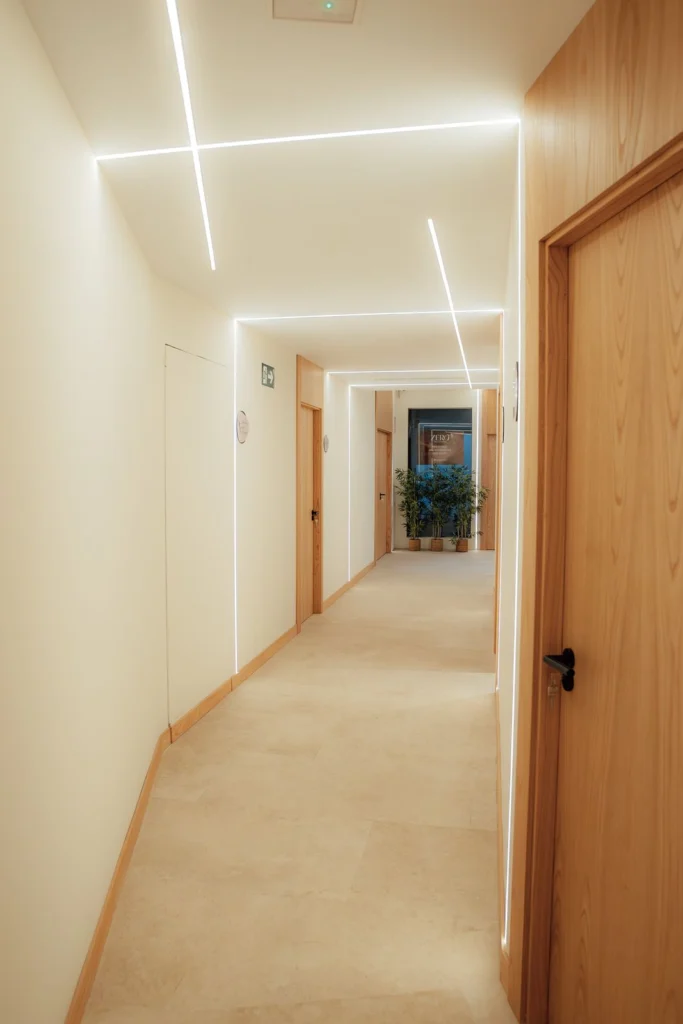 Pasillo de consultas con puertas de madera