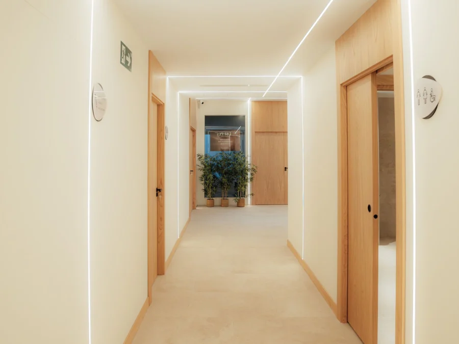Pasillo de consultas de Zero Clínica con luz lineal en el techo