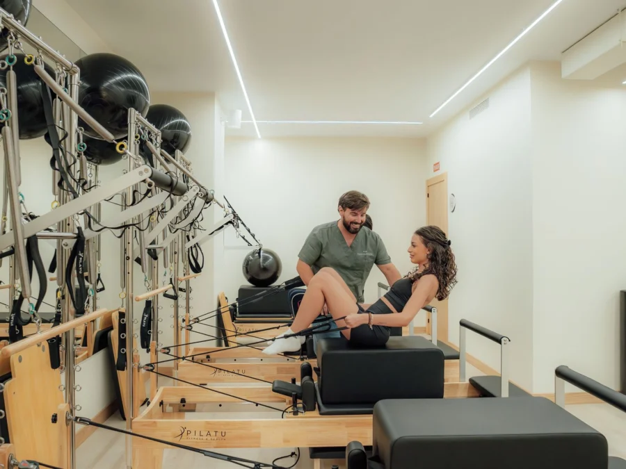 Clase de pilates reformer en grupo reducido