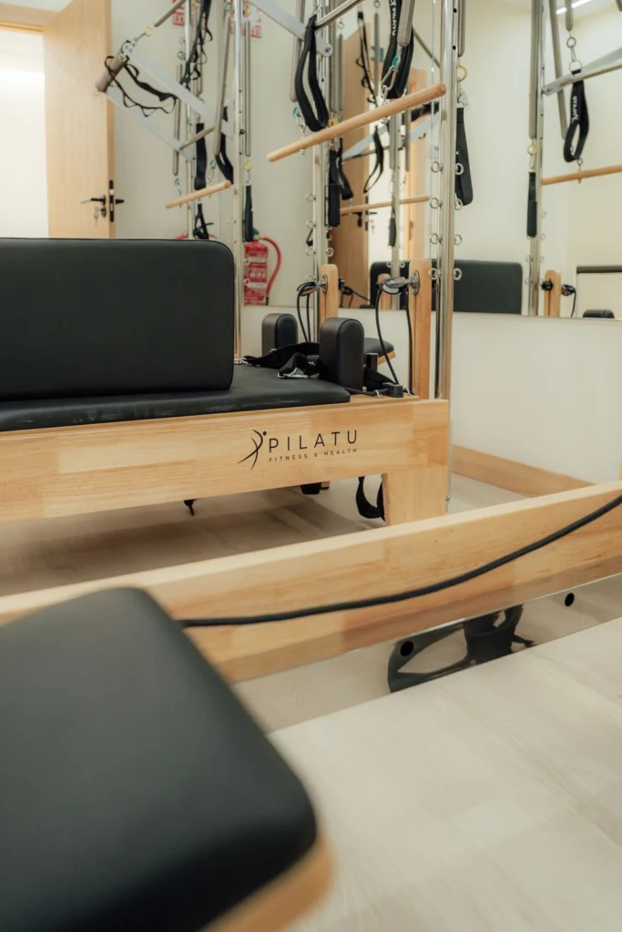Máquina reformer de madera en la sala de pilates