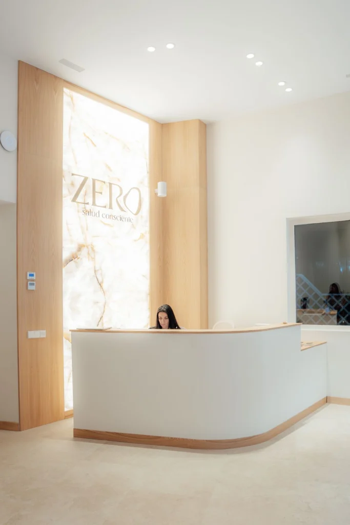 Recepción de Zero Clínica con el logotipo iluminado