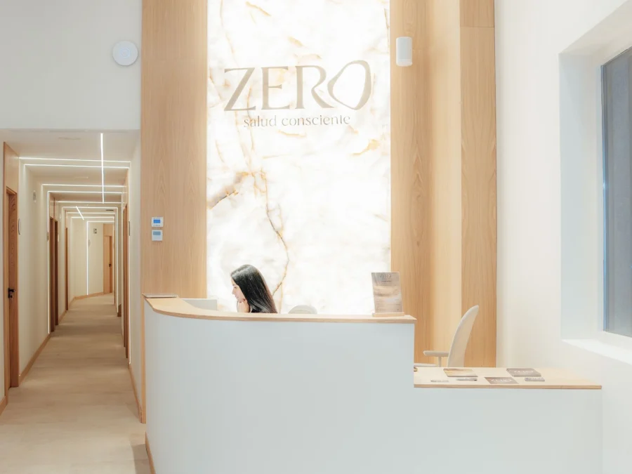 Recepción de Zero Clínica con mostrador curvo