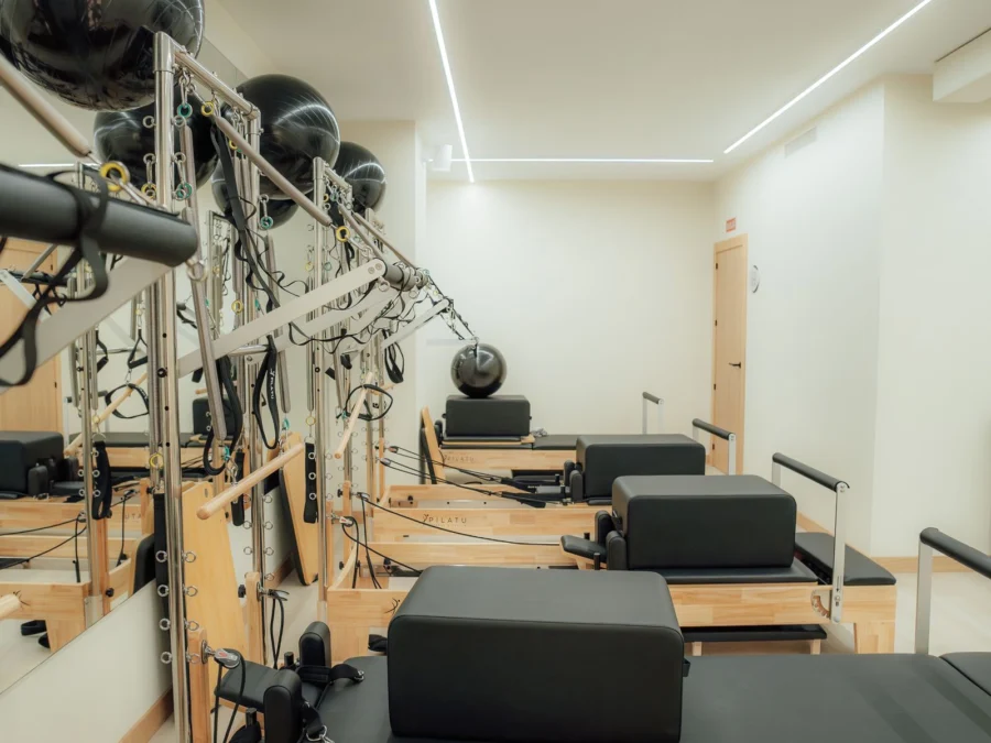 Sala de pilates reformer de Zero Clínica
