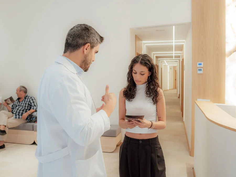 Médico conversando con una paciente en la recepción