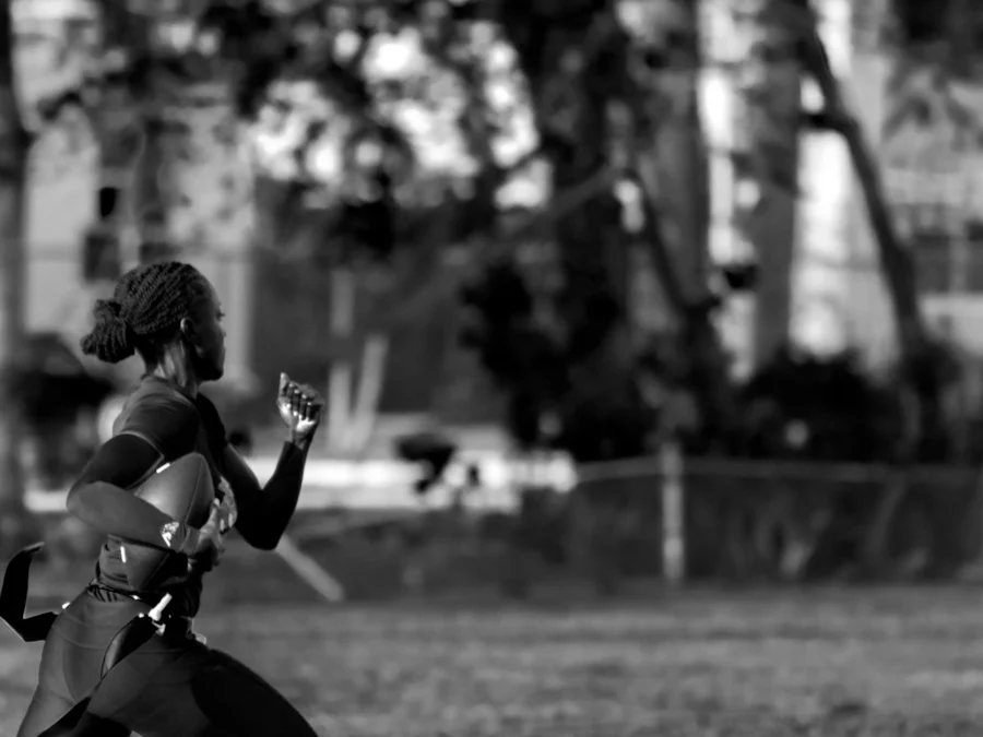Mujer corriendo, en blanco y negro